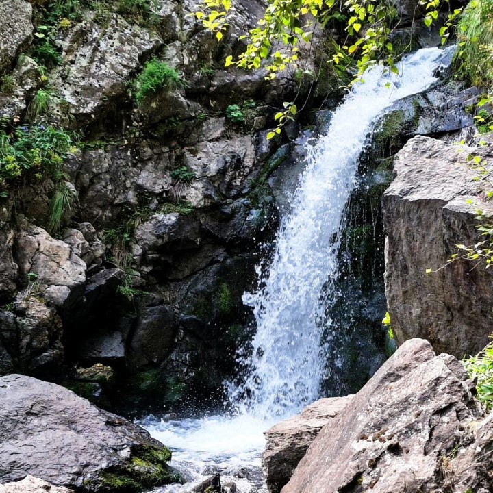Сlimb to the waterfall